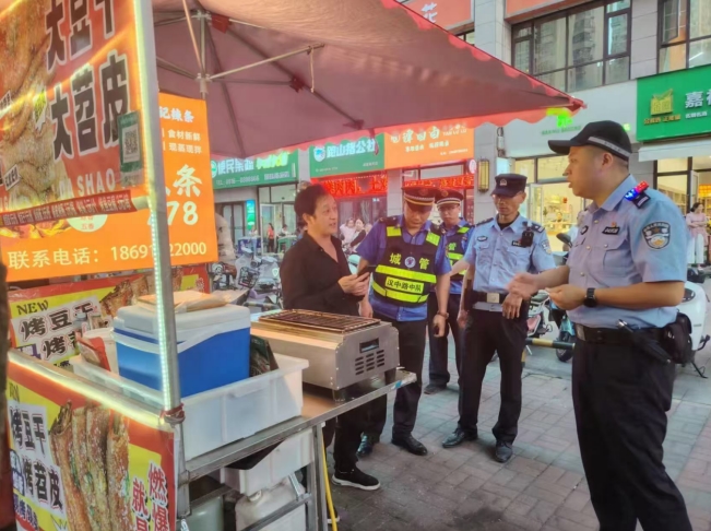 少年执笔逐梦，城管倾力护航